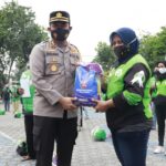 Pengemudi Ojek Online di Jombang Terima Bansos Paket Sembako Polisi