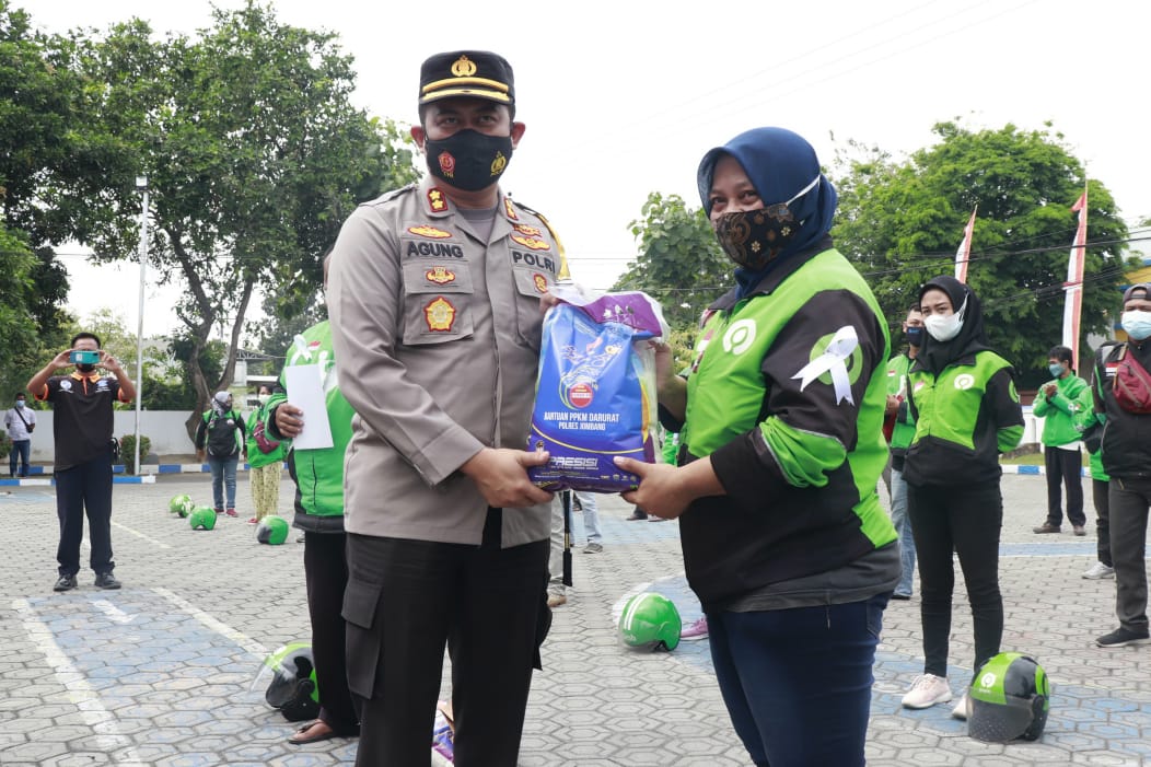 Pengemudi Ojek Online di Jombang Terima Bansos Paket Sembako Polisi