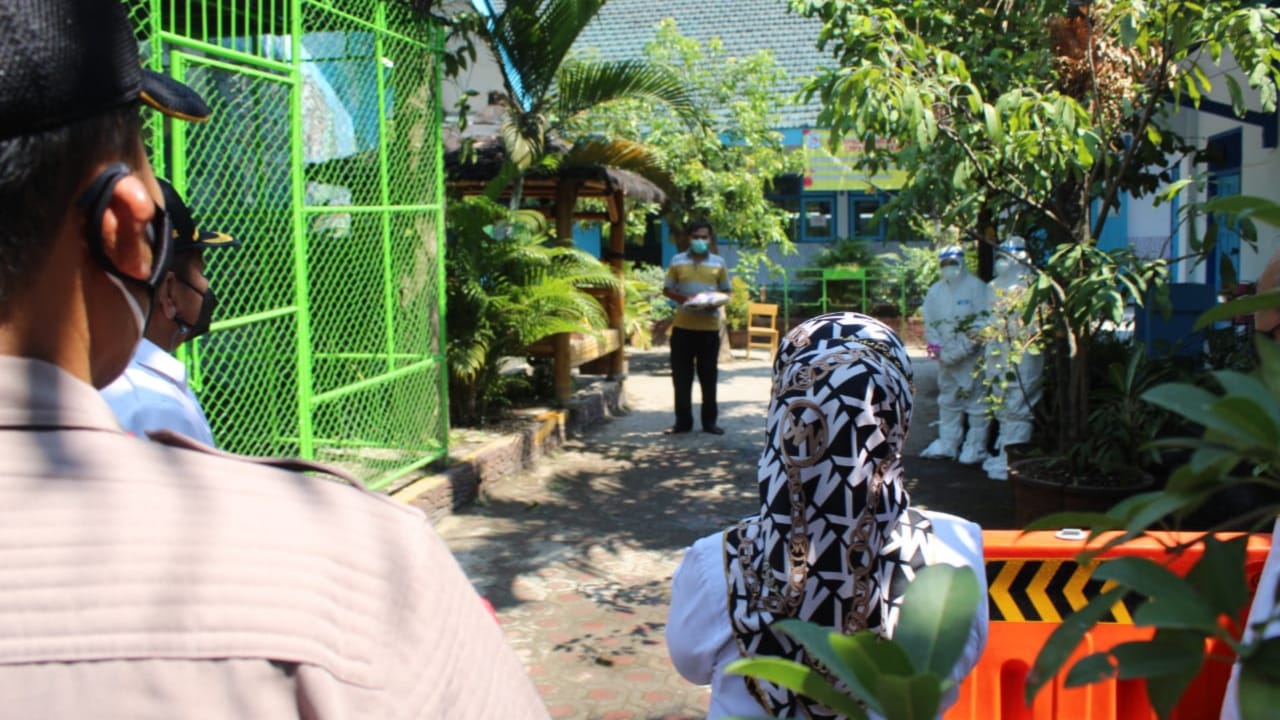 Bupati Jombang Monitoring dan Motivasi Pasien Isolasi di Rumah Sehat