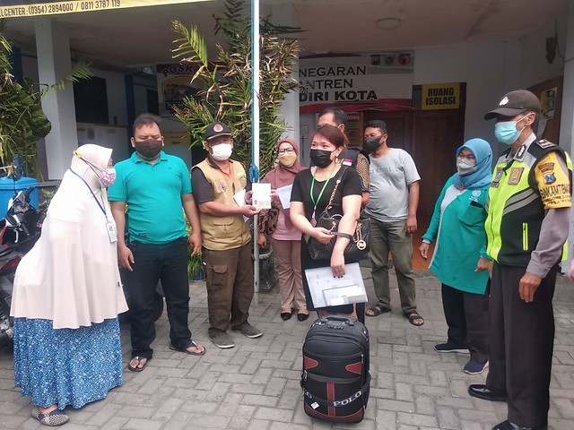 Kepulangan PMI Asal Kelurahan Singonegaran Dijemput BPBD Kota Kediri