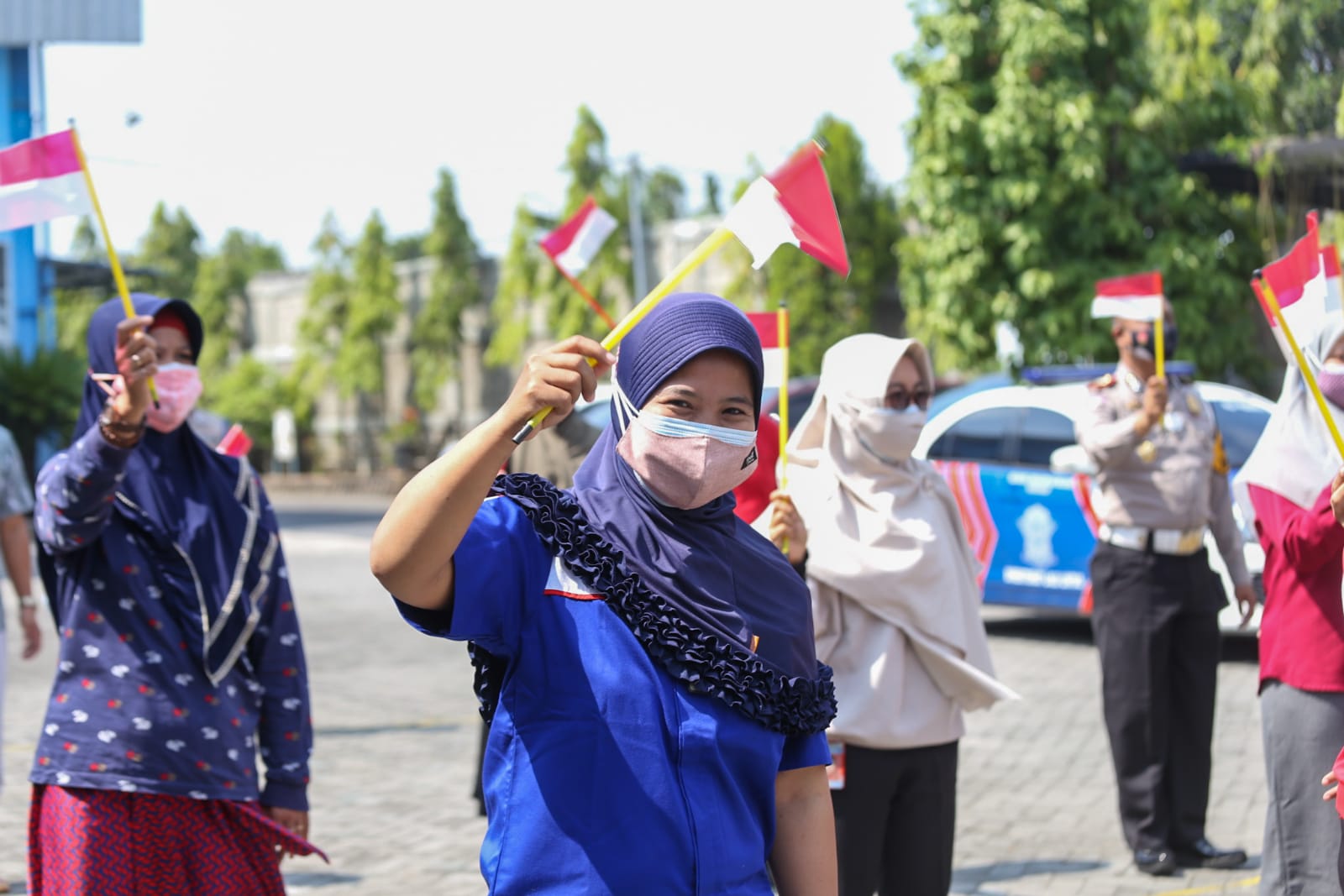 Polisi Bersama Buruh Kibarkan Bendera Merah Putih di Jombang