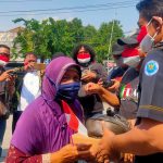 Alhamdulillah, Satreskoba Polres Jombang Bagi-bagi Sembako untuk PKL