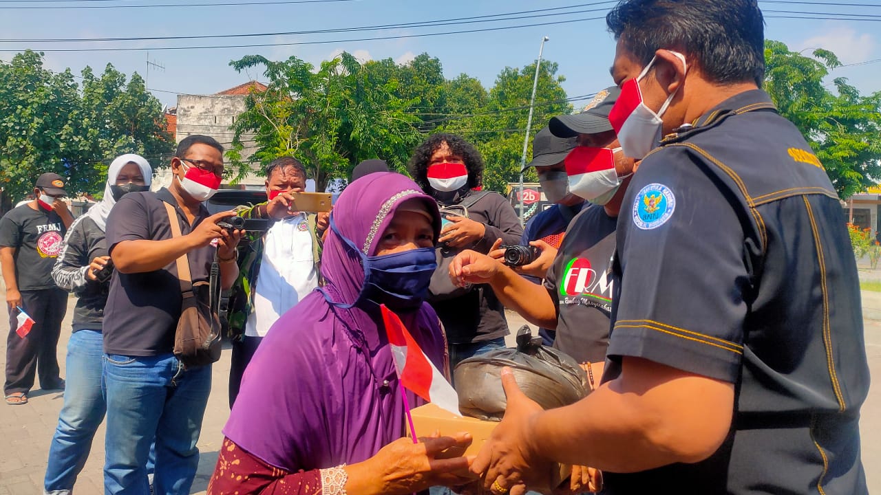 Alhamdulillah, Satreskoba Polres Jombang Bagi-bagi Sembako untuk PKL