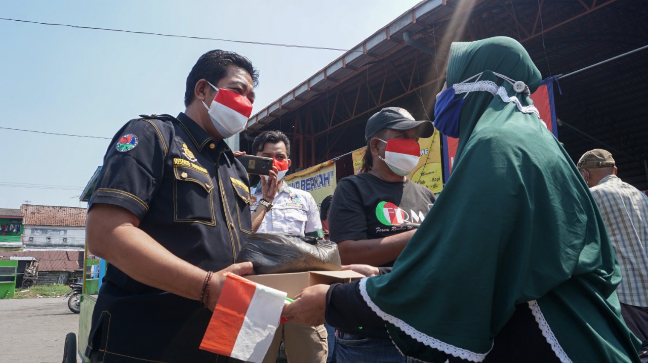 Alhamdulillah, Satreskoba Polres Jombang Bagi-bagi Sembako untuk PKL