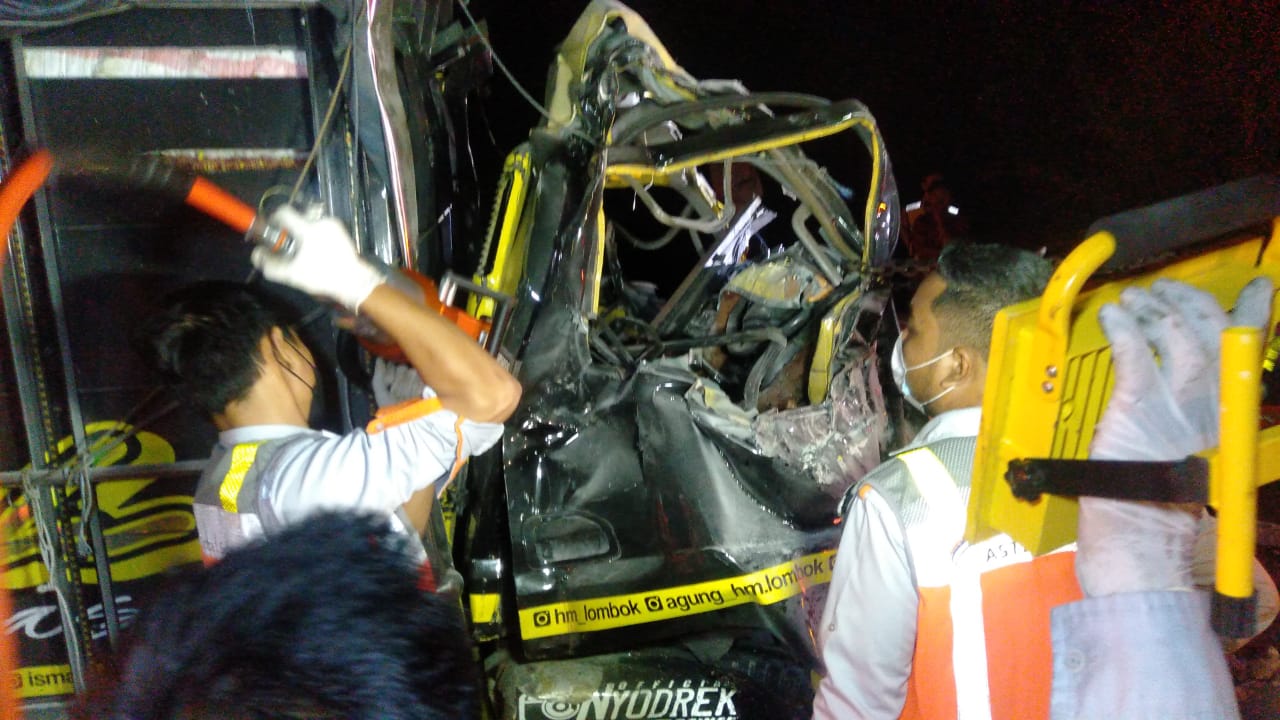 Kecelakaan Truk Tabrak Belakang Tronton Di Tol Jombang, 2 Orang Tewas