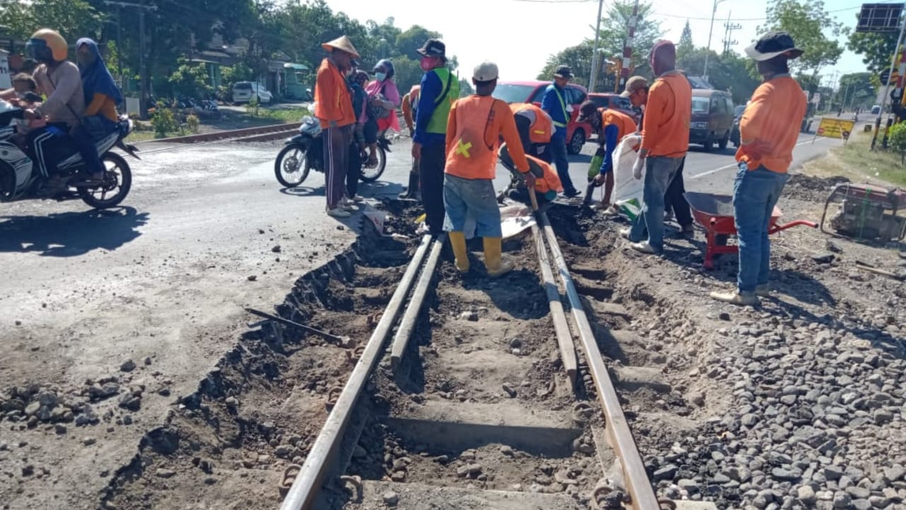 Hati-hati! 5 Perlintasan Sebidang KA Wilayah Daop 7 Dilakukan Perawatan