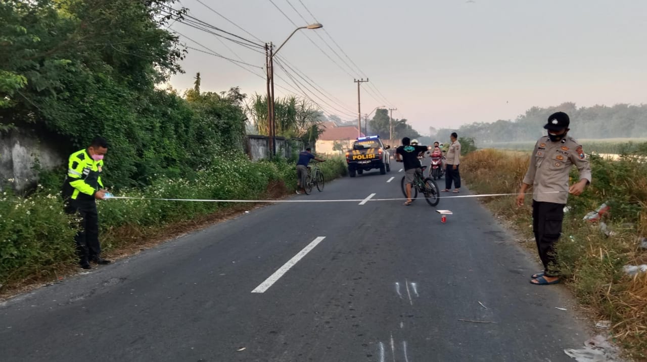 Menyalip Kendaraan, Pengendara Motor Tewas di Jalan Raya Janti Jombang