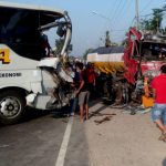 Bus Mira Tabrak Truk Tangki Parkir di Jalan Raya Perak Jombang, 2 Orang Luka