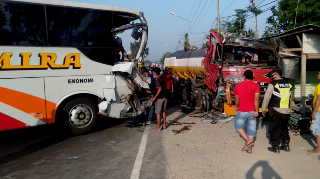 Bus Mira Tabrak Truk Tangki Parkir di Jalan Raya Perak Jombang, 2 Orang Luka