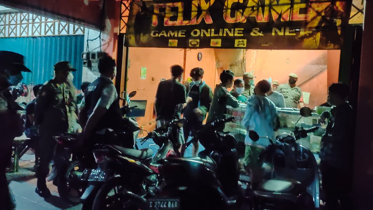 Patroli PPKM Level 4 di Jombang Bubarkan Permainan Game Online