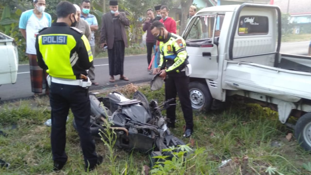 Mobil Pikap Oleng Hantam Tiang, Pemotor di Jombang Tewas Tertabrak