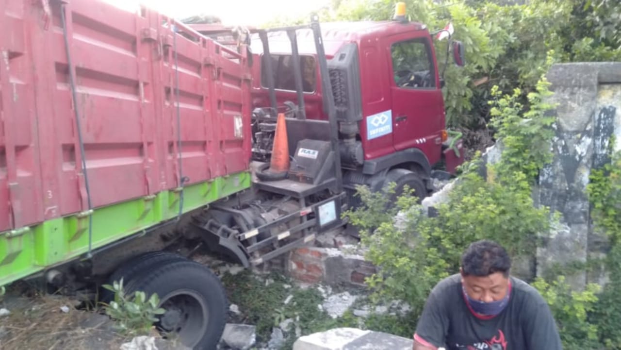 Sopir Kurang Konsentrasi, Tractor Head Sasak Pagar Rumah di Jombang