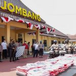Polres Jombang Bagikan Ribuan Bendera Merah Putih Jelang HUT ke-76 RI