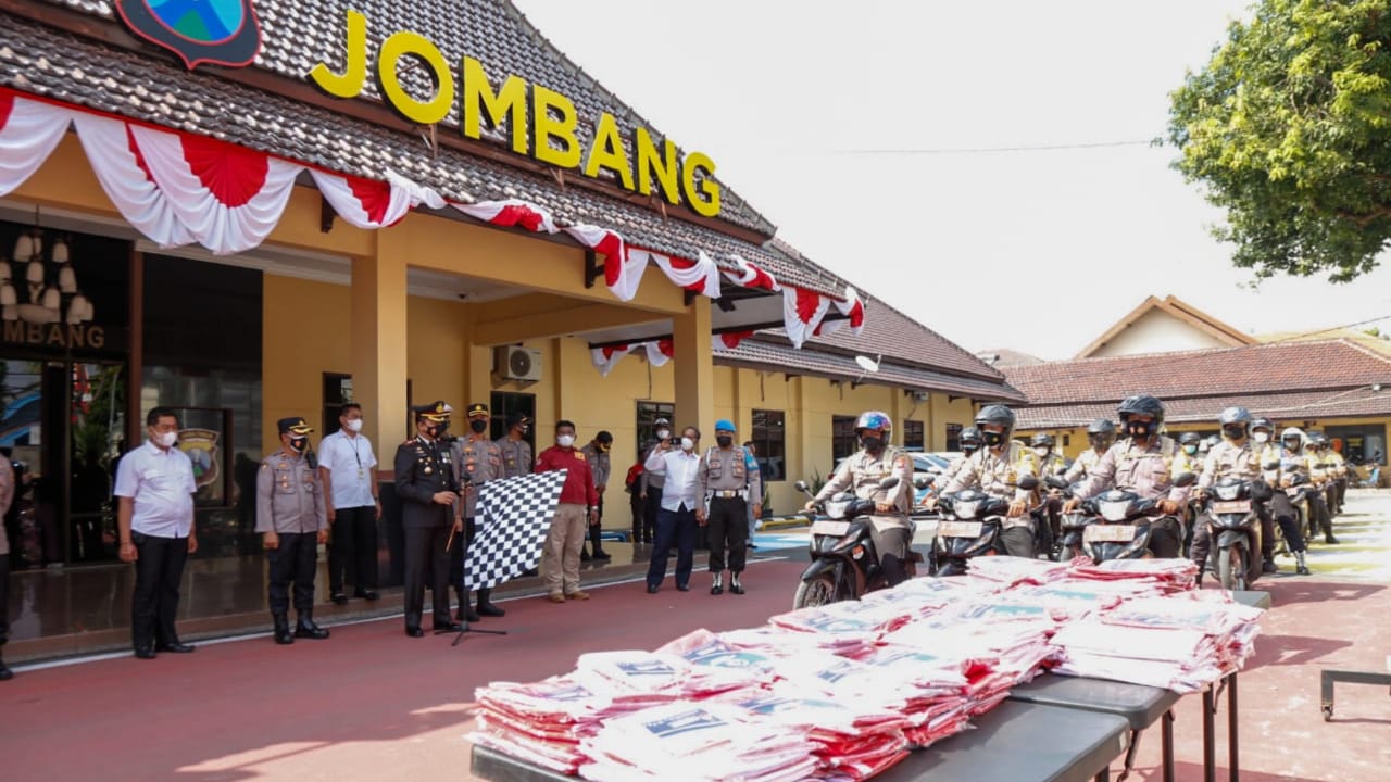 Polres Jombang Bagikan Ribuan Bendera Merah Putih Jelang HUT ke-76 RI