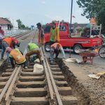 KAI Minta Maaf Jika Terganggu Perbaikan Jalur Rel KA di Kota Madiun