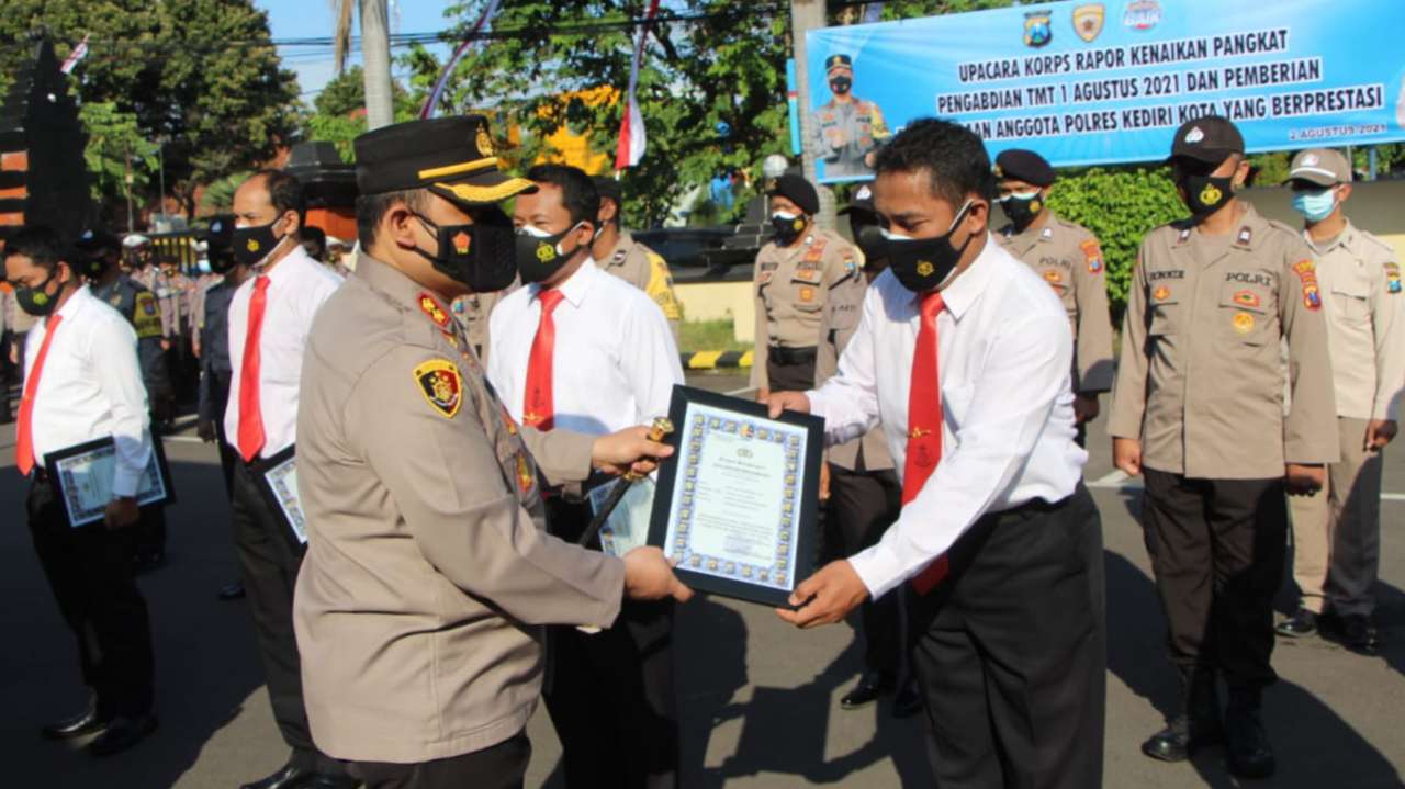 25 Anggota Berprestasi Terima Penghargaan Kapolres Kediri Kota