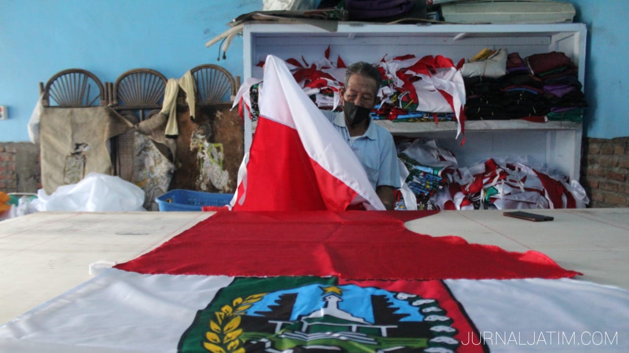 Jelang HUT RI, Perajin Bendera Merah Putih di Jombang Banjir Pesanan