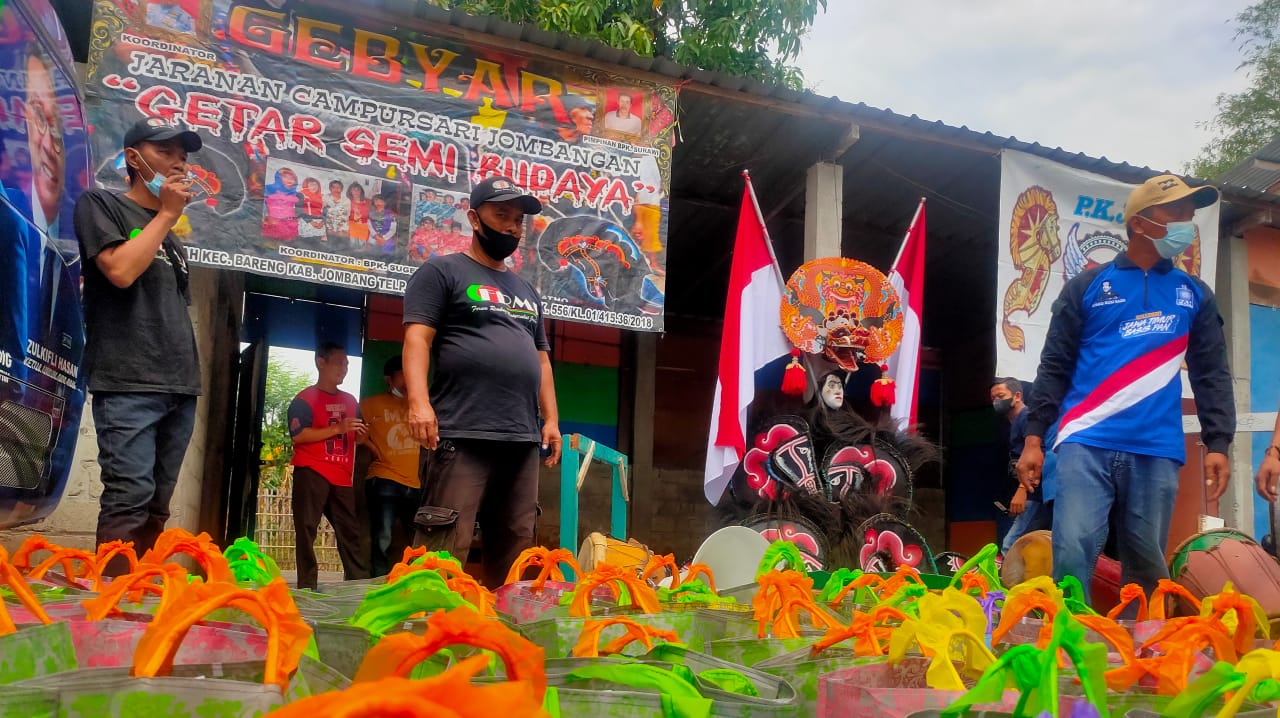 Pak Dewan dan LSM di Jombang Tebar Seribu Paket Sembako ke Pekerja Seni