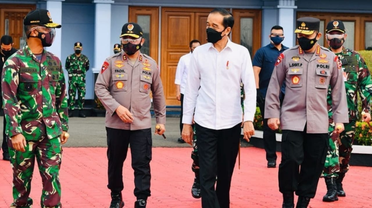 Jokowi TinJawa Timur Tinjau Vaksinasi dan Resmikan Bendungan Bendo