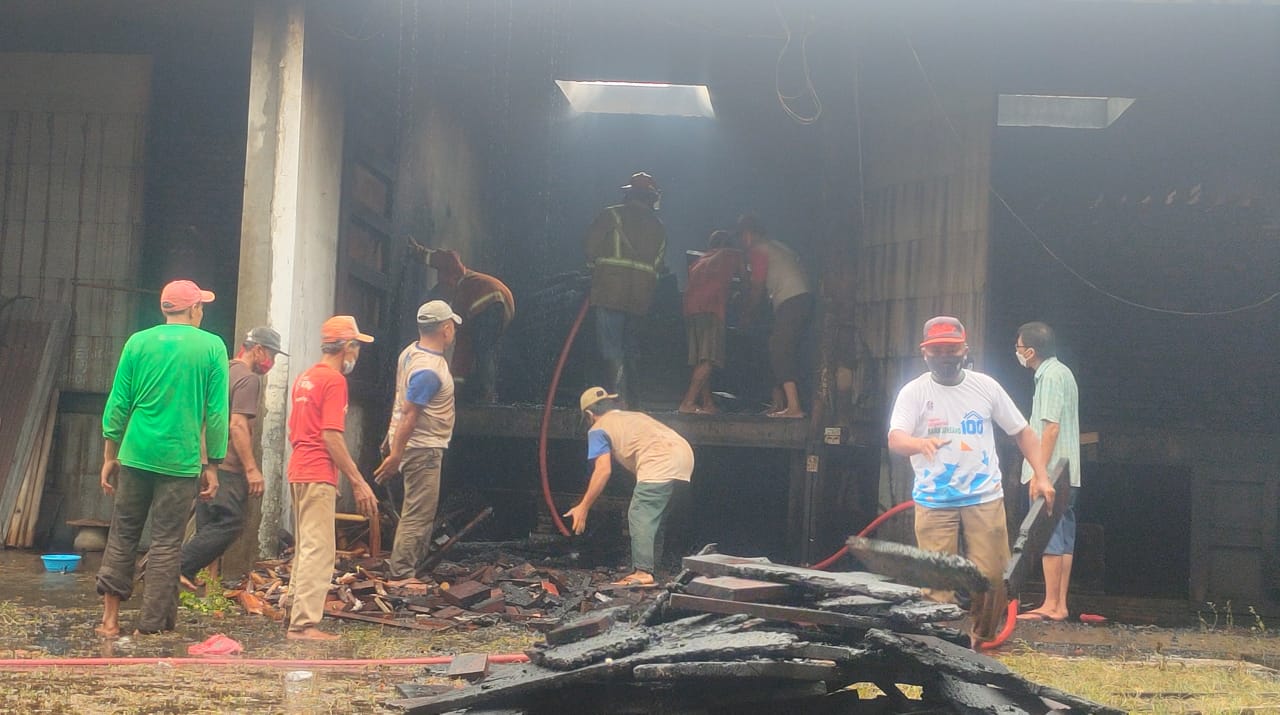 Oven Pabrik Kayu Jati Makmur di Jombang Terbakar, Tiga Jam Api Padam
