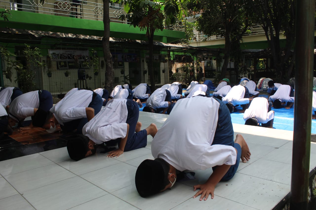 Belajar Tatap Muka Digelar, Siswa Madrasah di Jombang Sujud Syukur