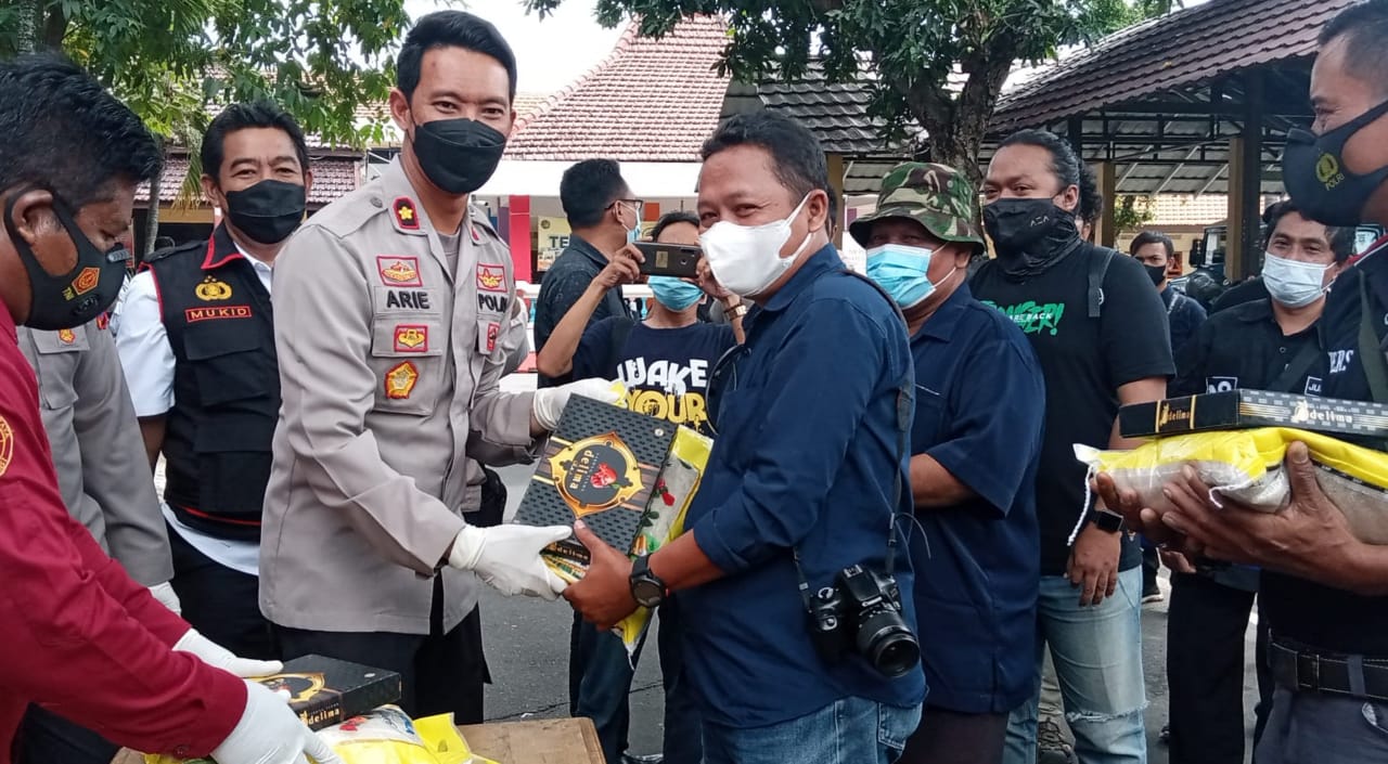 Polres Jombang Salurkan Sembako Untuk Wartawan