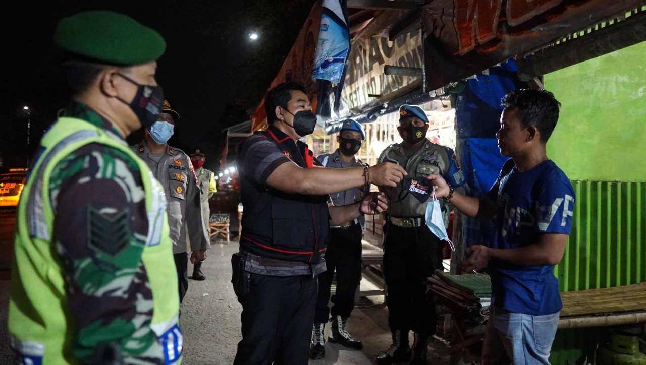 Patroli Skala Besar di Jombang Bagi-bagi Masker dan Ingatkan Prokes