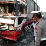 Melintas di Jalan Nurcholis Madjid Jombang, Truk Sasak Tiga Kendaraan