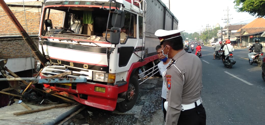 Melintas di Jalan Nurcholis Madjid Jombang, Truk Sasak Tiga Kendaraan