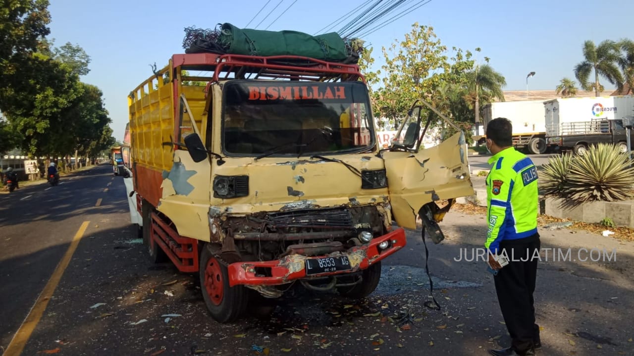 Tabrakan Beruntun 4 Mobil di Jombang Akibatkan Dua Orang Luka