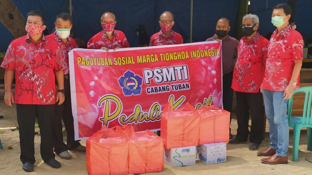 Paguyuban Tionghoa Tuban berbagi paket makanan untuk nakes vaksinasi