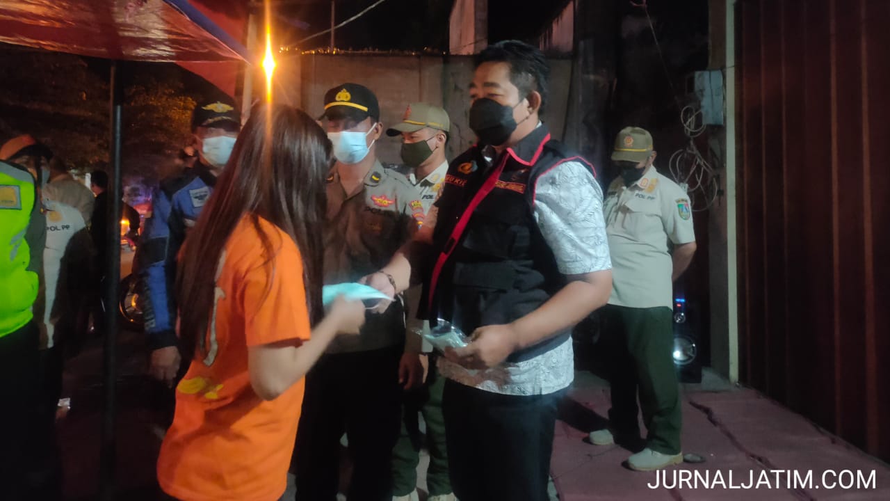 Polisi Patroli Prokes Jaga Tren penurunan Kasus COVID-19 di Jombang