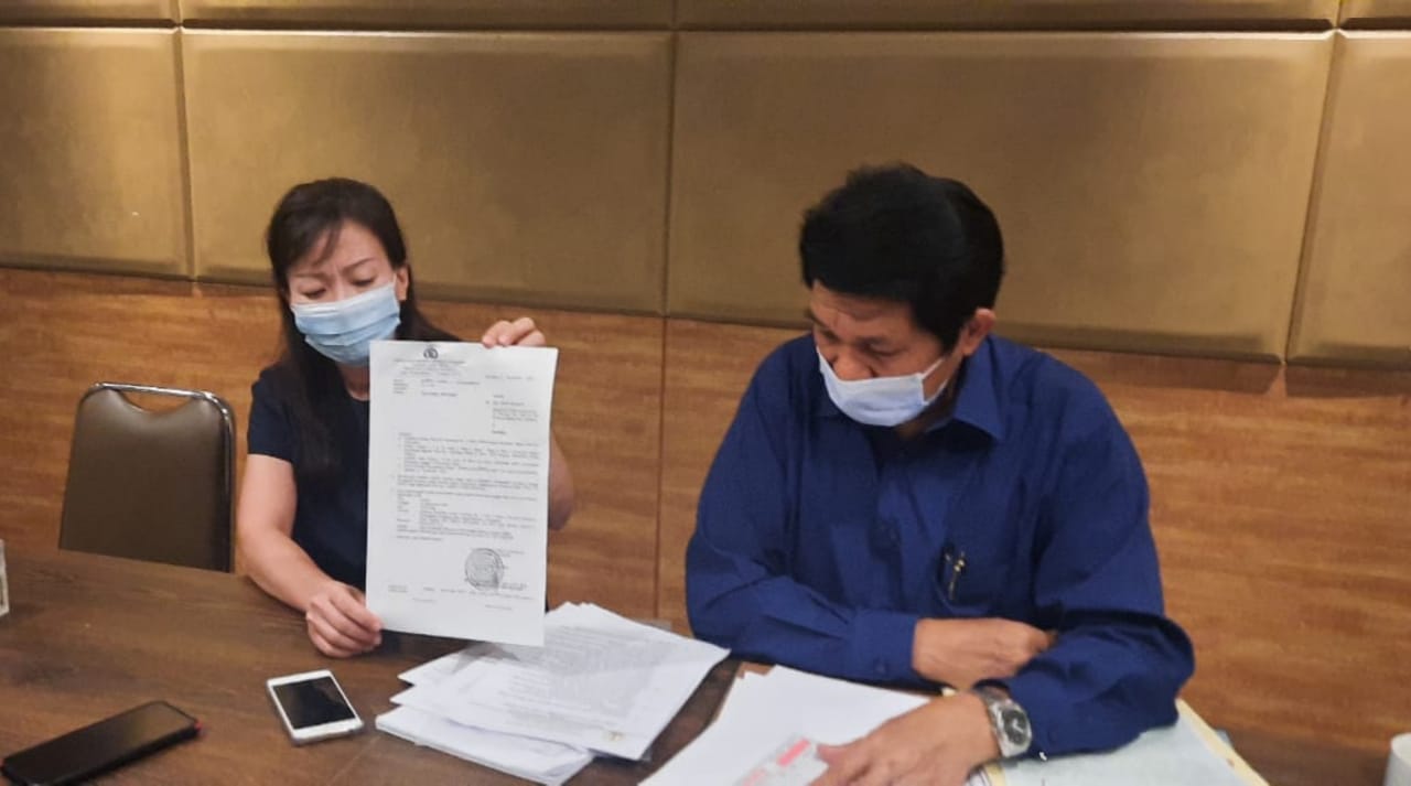 Janda di Surabaya Menangis Digugat Ratusan Juta Mantan Pengacaranya