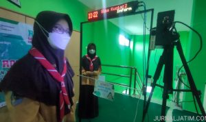 Salut! Dua Siswi Madrasah di Jombang Ciptakan Robot Pendeteksi Masker