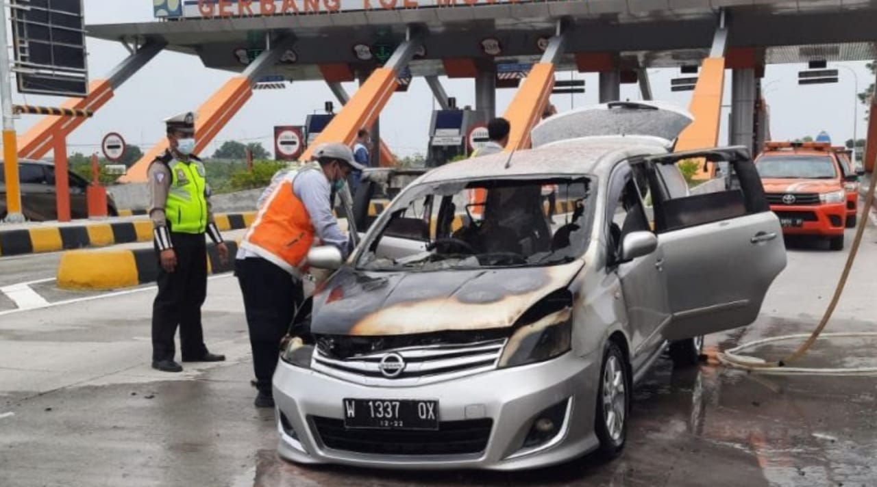 Mobil Grand Livina Ditumpangi Pasutri Terbakar di Exit Tol Mojokerto Barat