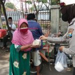 Polwan Polres Jombang Borong Dagangan PKL Dibagikan ke Masyarakat