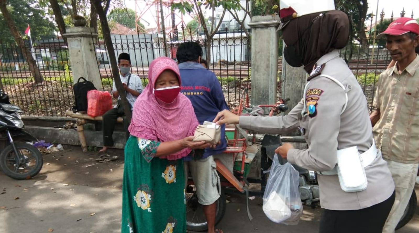 Polwan Polres Jombang Borong Dagangan PKL Dibagikan ke Masyarakat