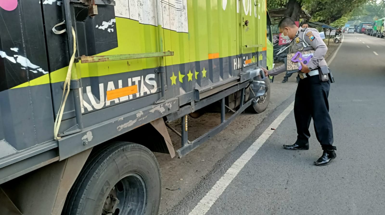 Usai tabrak bamper mobil boks, pemotor di Jombang tewas tertemper truk