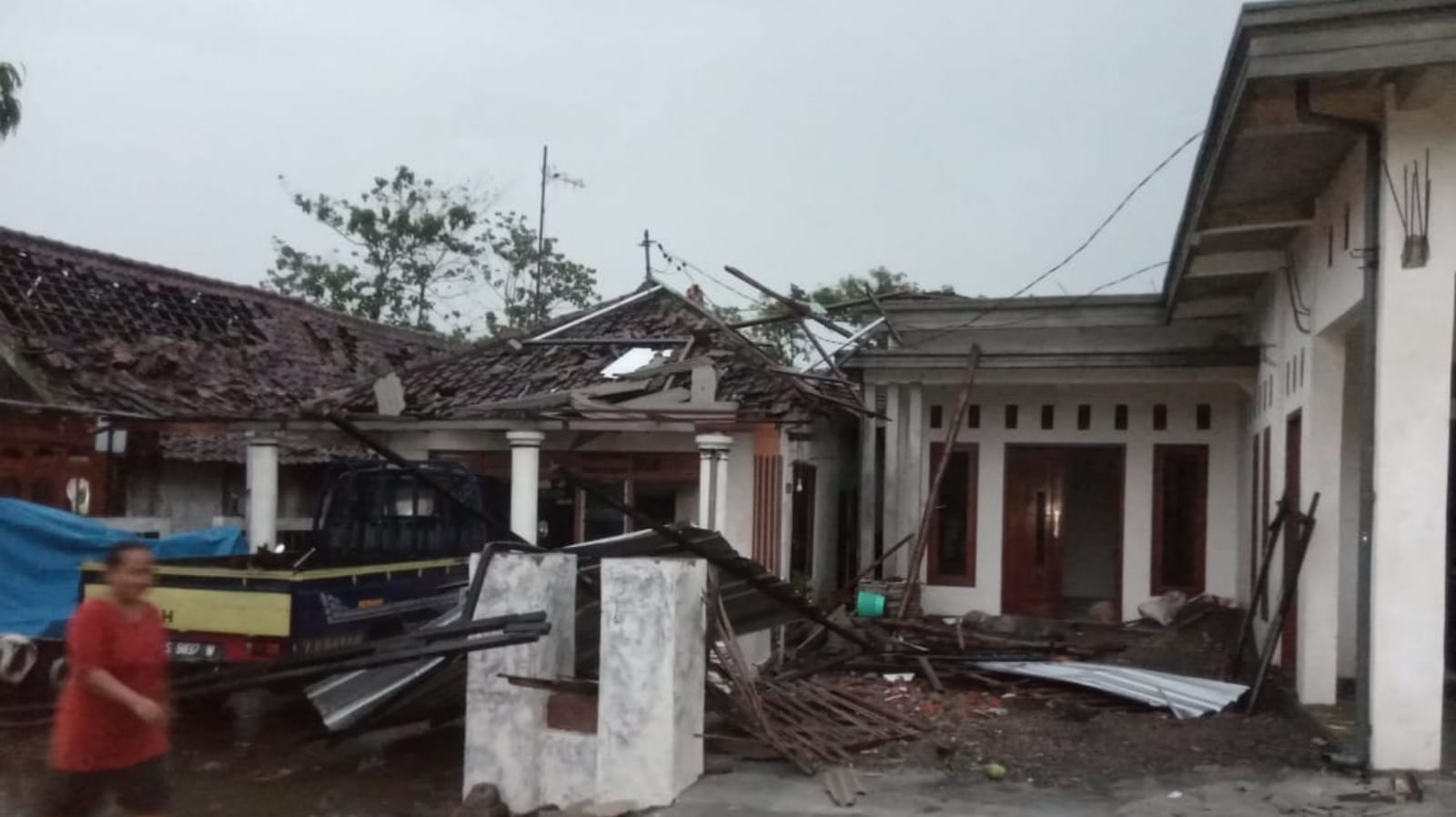 Angin Puting Beliung di Jombang Porak-porandakan Puluhan Rumah warga