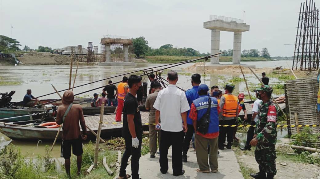 Evakuasi Bangkai Perahu di Sungai Bengawan Solo Tuban Pakai Alat Berat