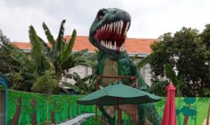 Wisata Bluron Bawean Solo di Gresik Dilengkapi Patung Dinosaurus