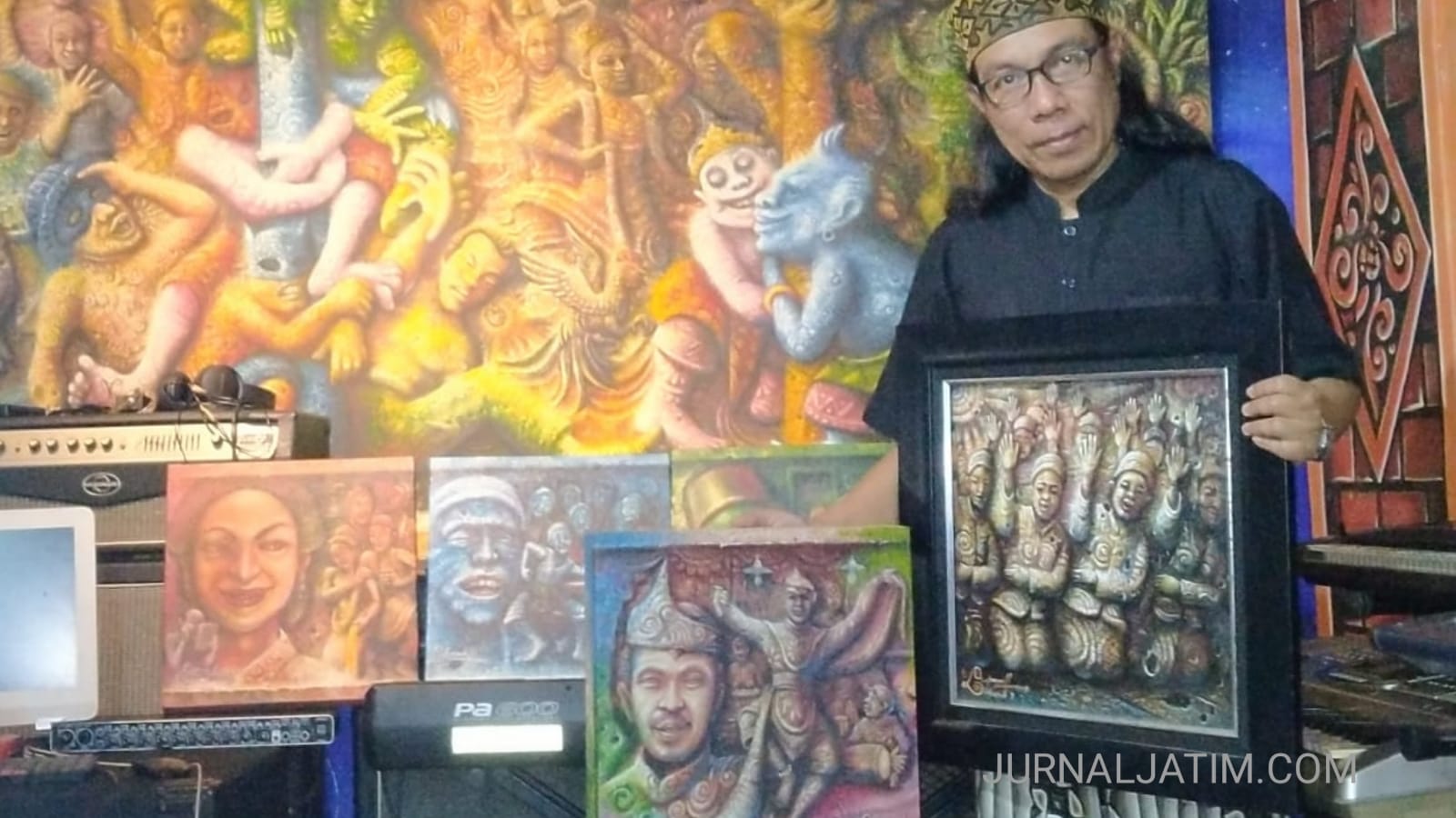 Pelukis Jombang Bantu Korban Erupsi Gunung Semeru dengan Jual Lukisan