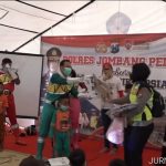 Power Rangers Polisi Jombang Hibur Anak-anak Korban Erupsi Gunung Semeru