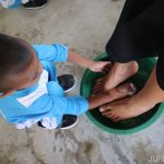 Peringati Hari Ibu, Anak-anak di Jombang Kompak Basuh Kaki Ibundanya