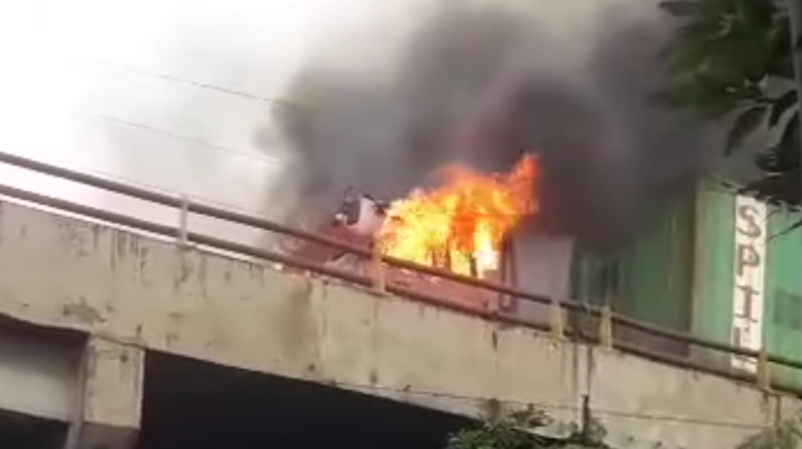 Korsleting, Truk Kontainer Terbakar di Jembatan Layang Trosobo Sidoarjo