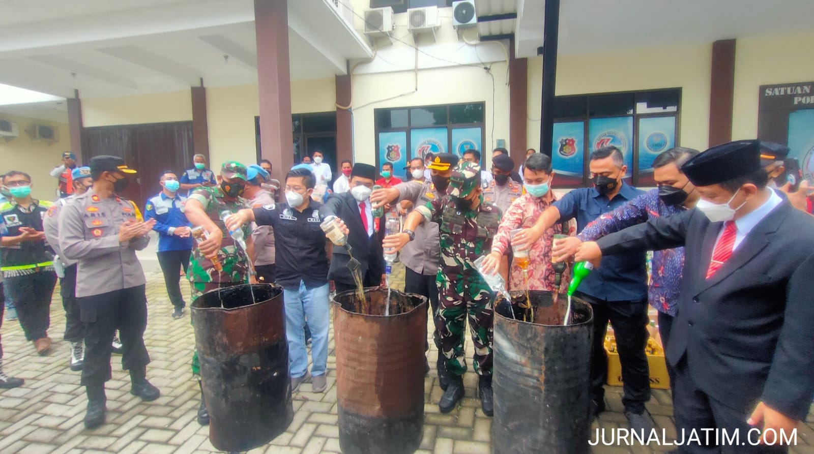 Akhir Tahun 2021, Ribuan Botol Miras di Jombang Dimusnahkan