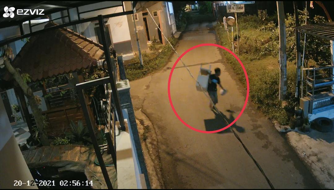 Terekam CCTV, Pencuri Gagal Bongkar Kotak Amal Masjid di Tuban