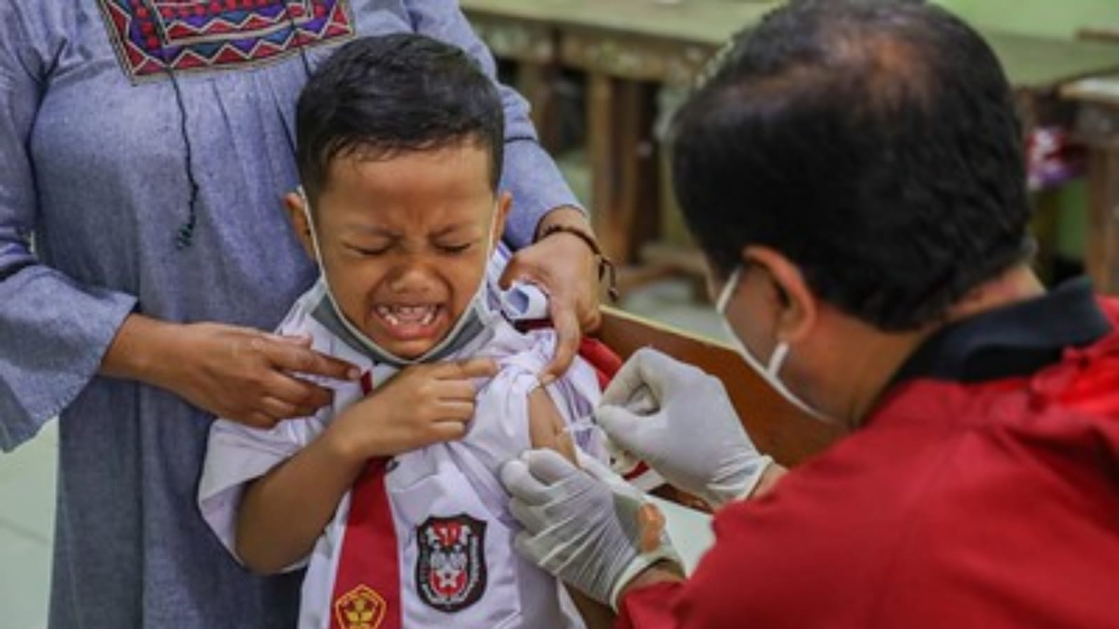 Beragam Reaksi Murid SD di Kota Kediri saat Mengikuti Vaksinasi Covid-19