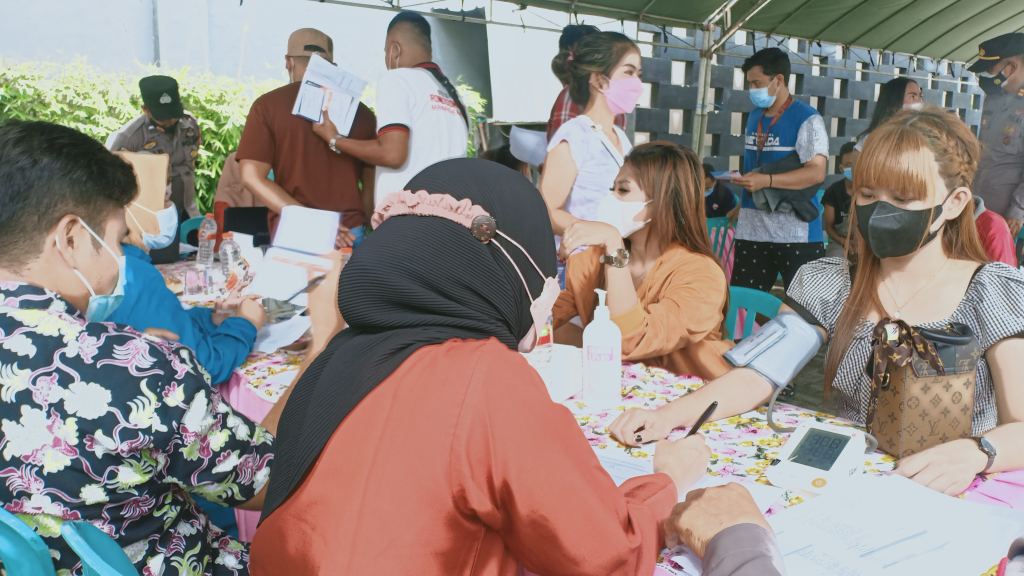 Vaksinasi Booster di Tuban Sasar Pemandu Lagu Karaoke