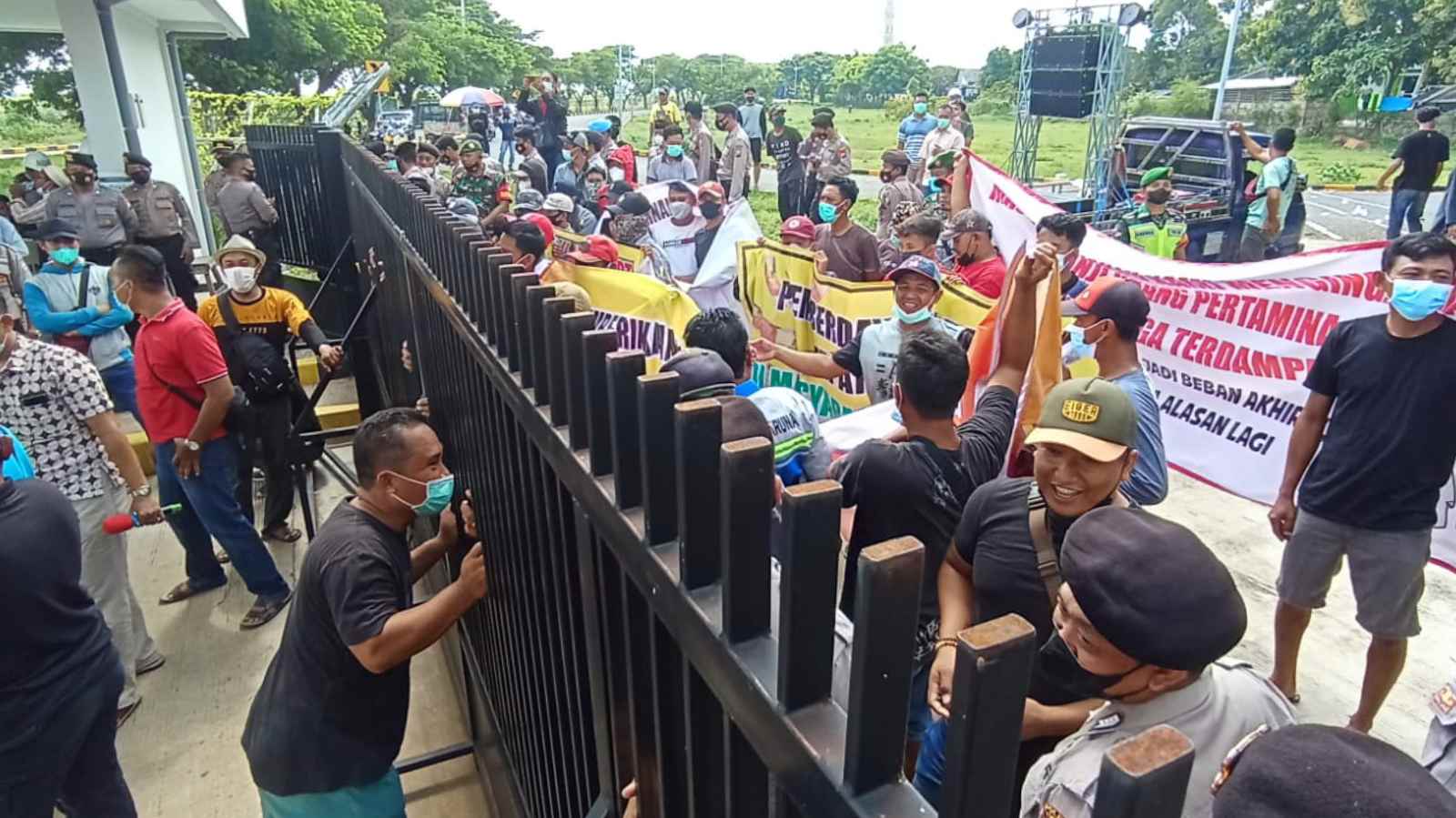 Ratusan Pemuda 6 Desa Menggeruduk Kilang Minyak Tuban, Ini Sebabnya